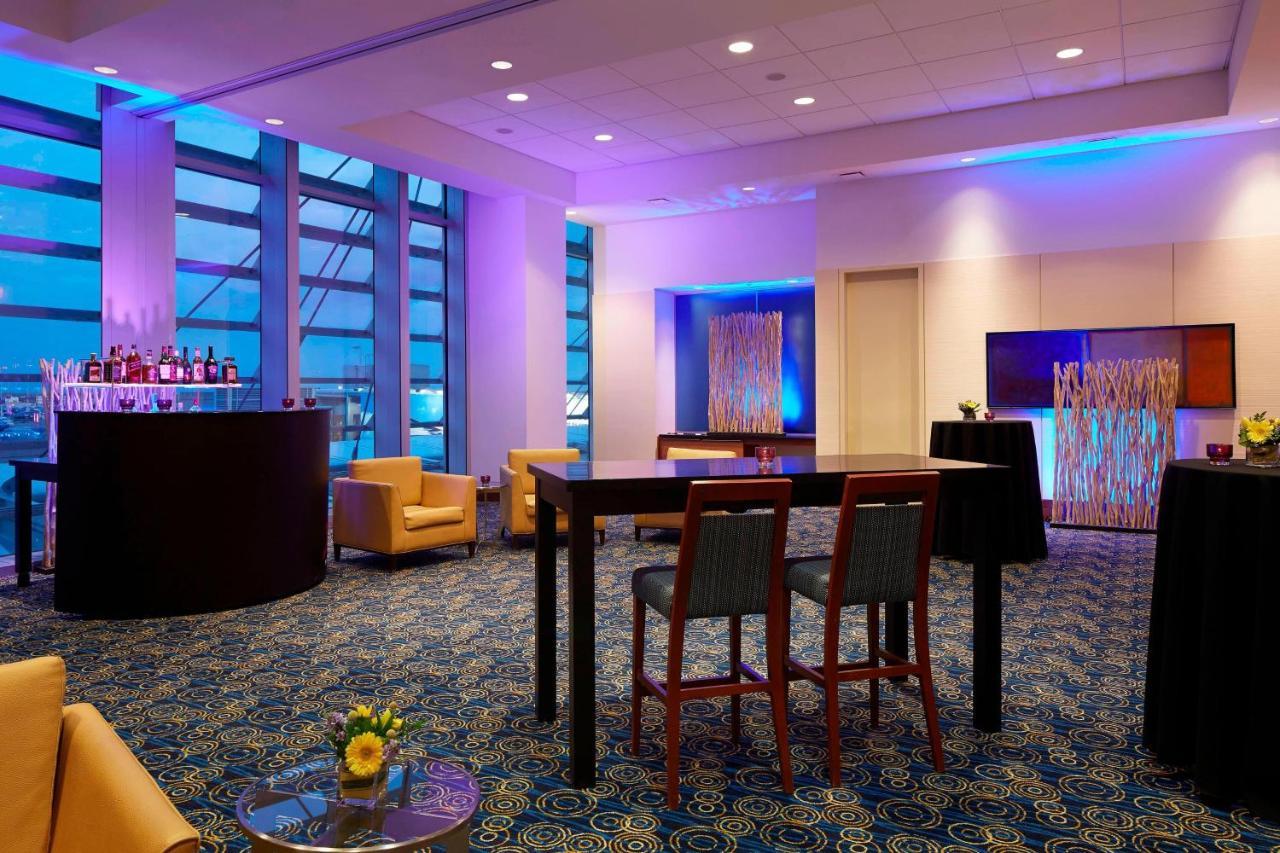 Marriott Montreal Airport In-Terminal Hotel Дорвал Екстериор снимка