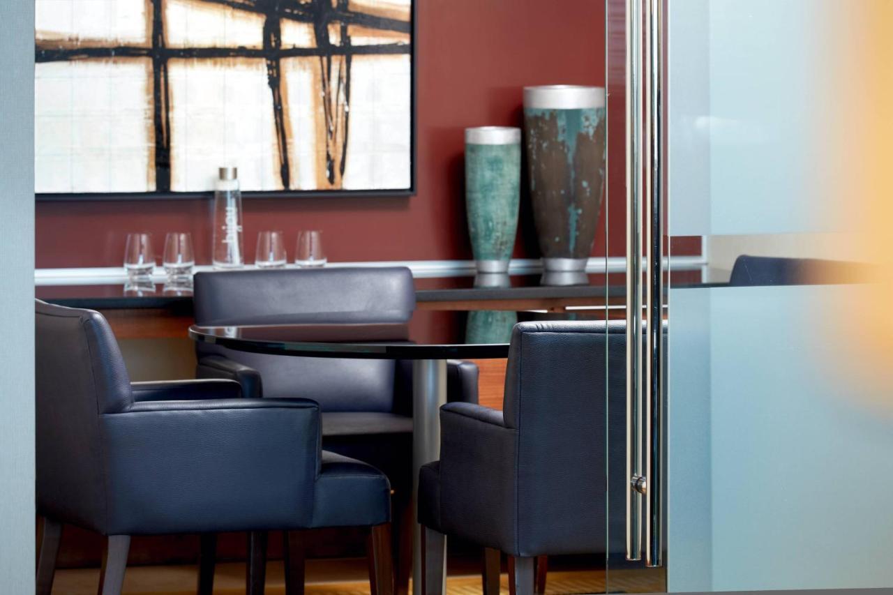 Marriott Montreal Airport In-Terminal Hotel Дорвал Екстериор снимка