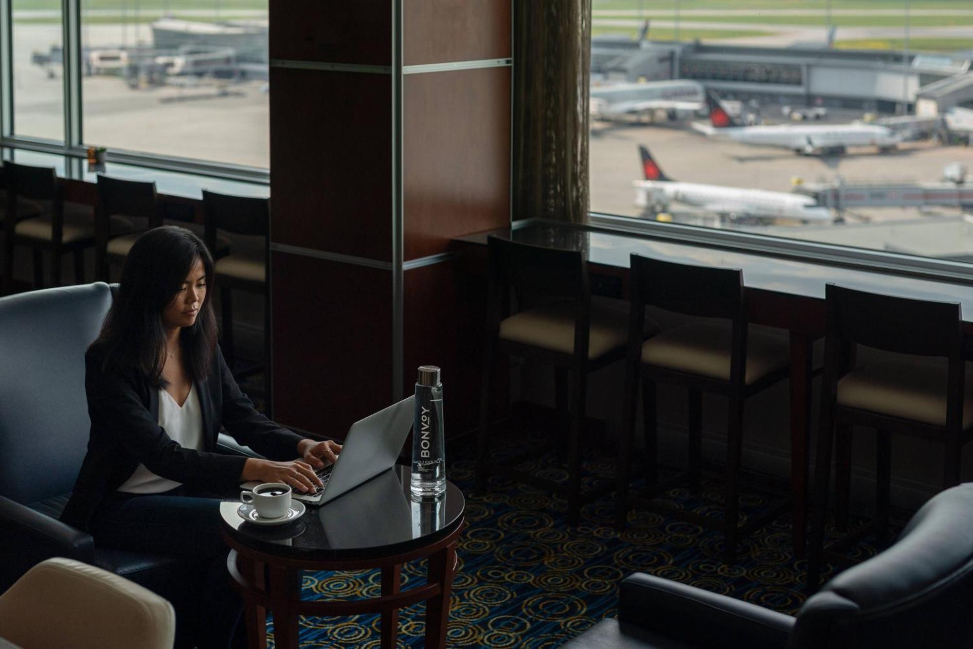 Marriott Montreal Airport In-Terminal Hotel Дорвал Екстериор снимка