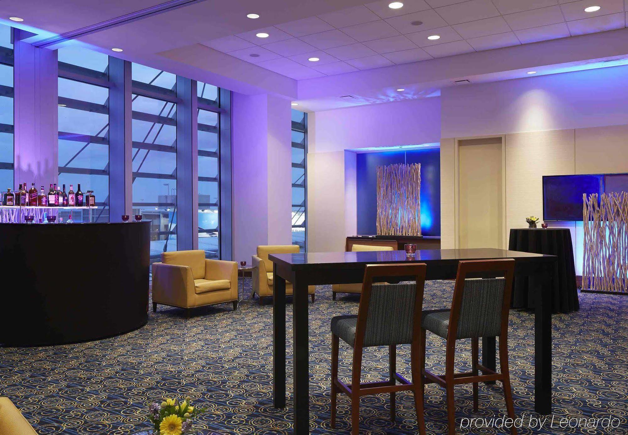 Marriott Montreal Airport In-Terminal Hotel Дорвал Екстериор снимка