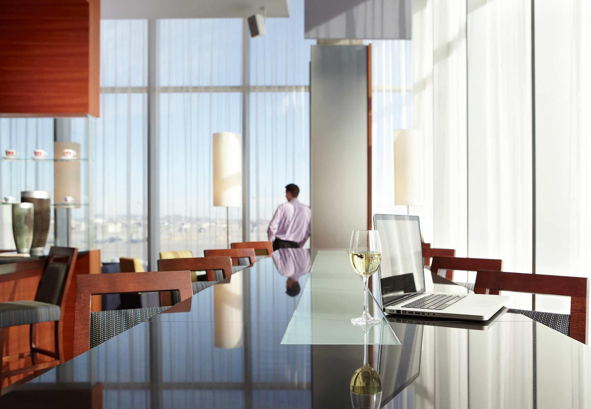 Marriott Montreal Airport In-Terminal Hotel Дорвал Екстериор снимка
